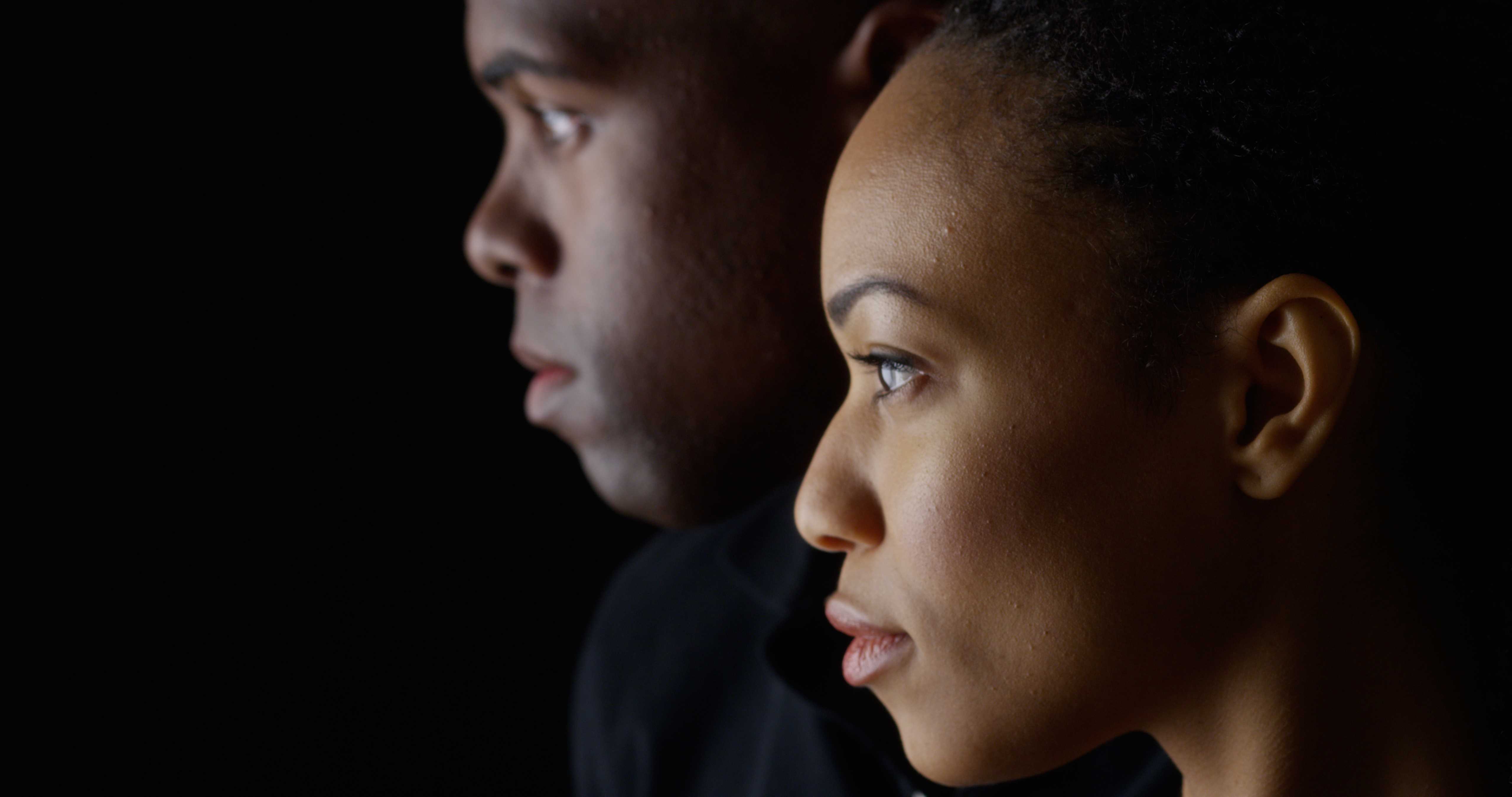 Image de profil d’une femme et d’un homme noirs sur un fond sombre.