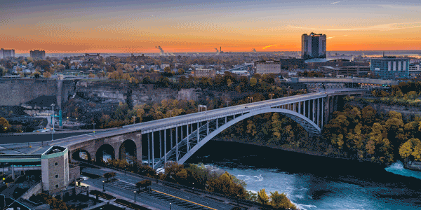 Pont entre Détroit et Windsor au crépuscule