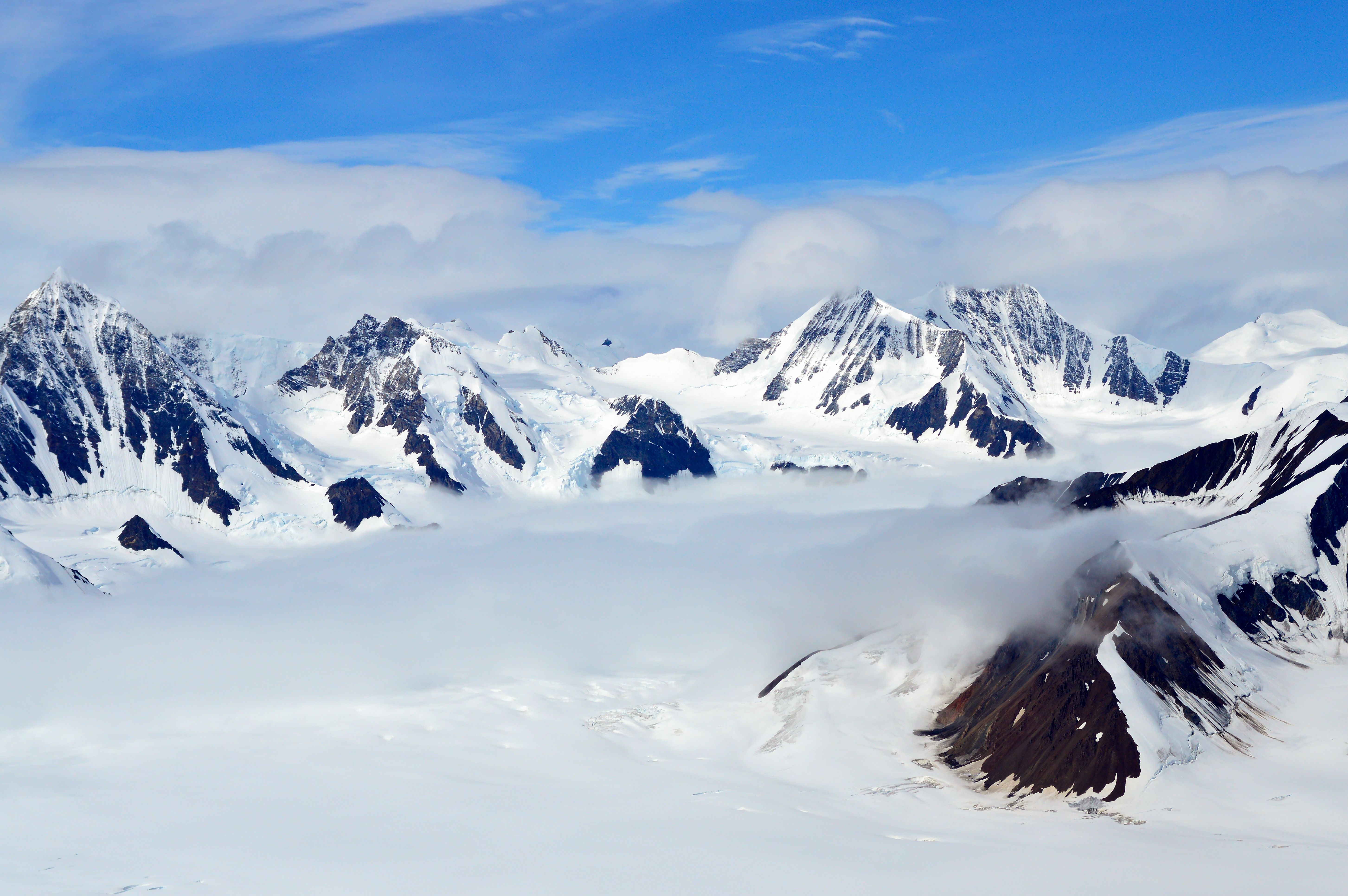 Les montagnes Kluane, dans le parc national Kluane, au Yukon, sous les nuages.