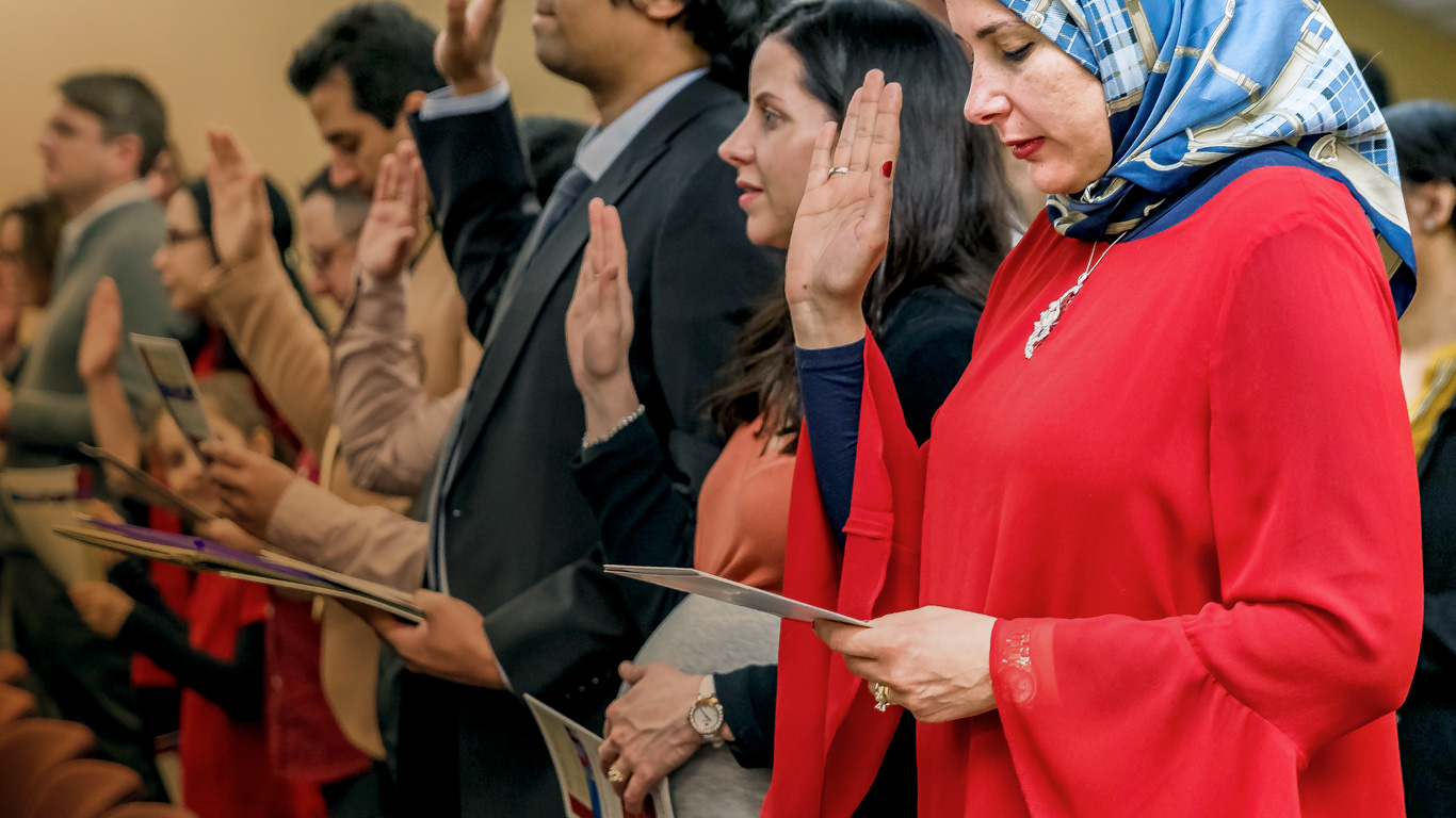 Groupe de personnes prêtant le serment de citoyenneté canadienne.