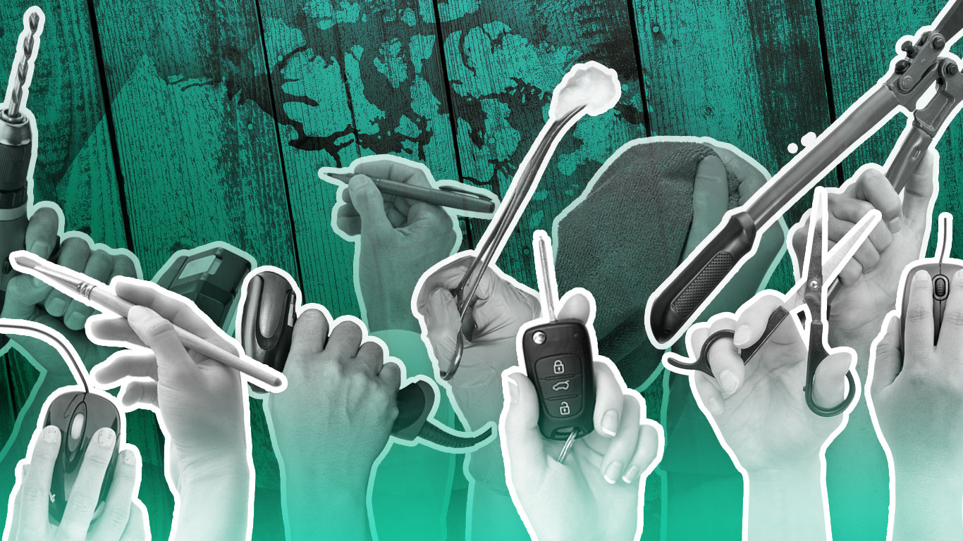 Des mains tenant différents outils : une souris d’ordinateur, des ciseaux, une clé (pour serrer ou démonter certaines pièces), des pinceaux et une clé de voiture.