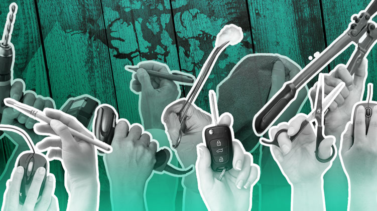 Des mains tenant différents outils : une souris d’ordinateur, des ciseaux, une clé (pour serrer ou démonter certaines pièces), des pinceaux et une clé de voiture.