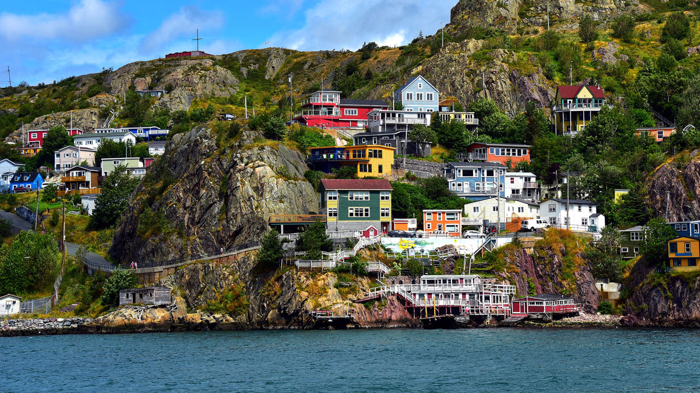 Maisons aux couleurs vives en bord de mer à Bounty Bay dans la ville de St. John’s, à Terre-Neuve-et-Labrador.