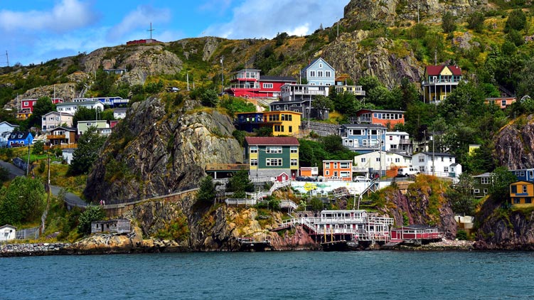 Maisons aux couleurs vives en bord de mer à Bounty Bay dans la ville de St. John’s, à Terre-Neuve-et-Labrador.
