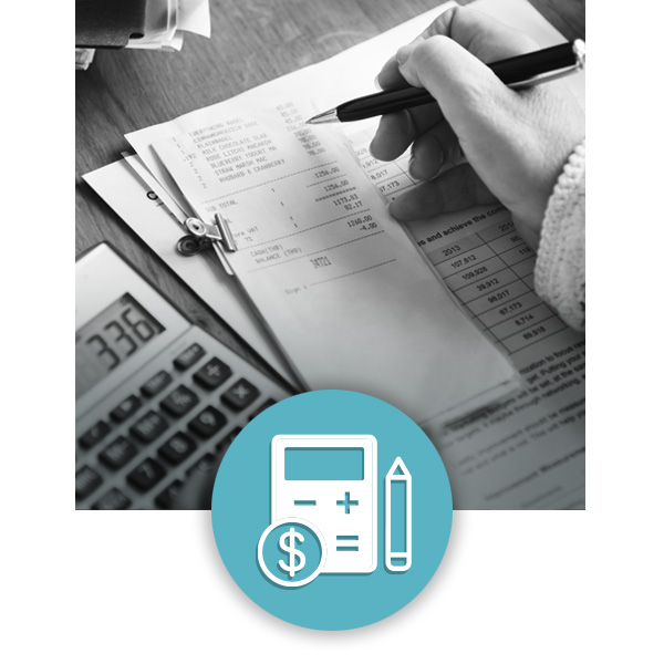 Calculs et modifications écrits à la main en gros plan sur des feuilles de budget avec une icône de budgétisation représentant une calculatrice, un stylo et un symbole de dollar. 