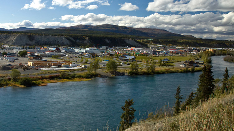 Une vue sur Whitehorse, au Yukon. 