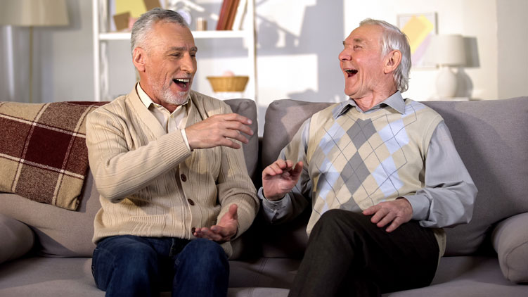 Deux frères partageant un rire.