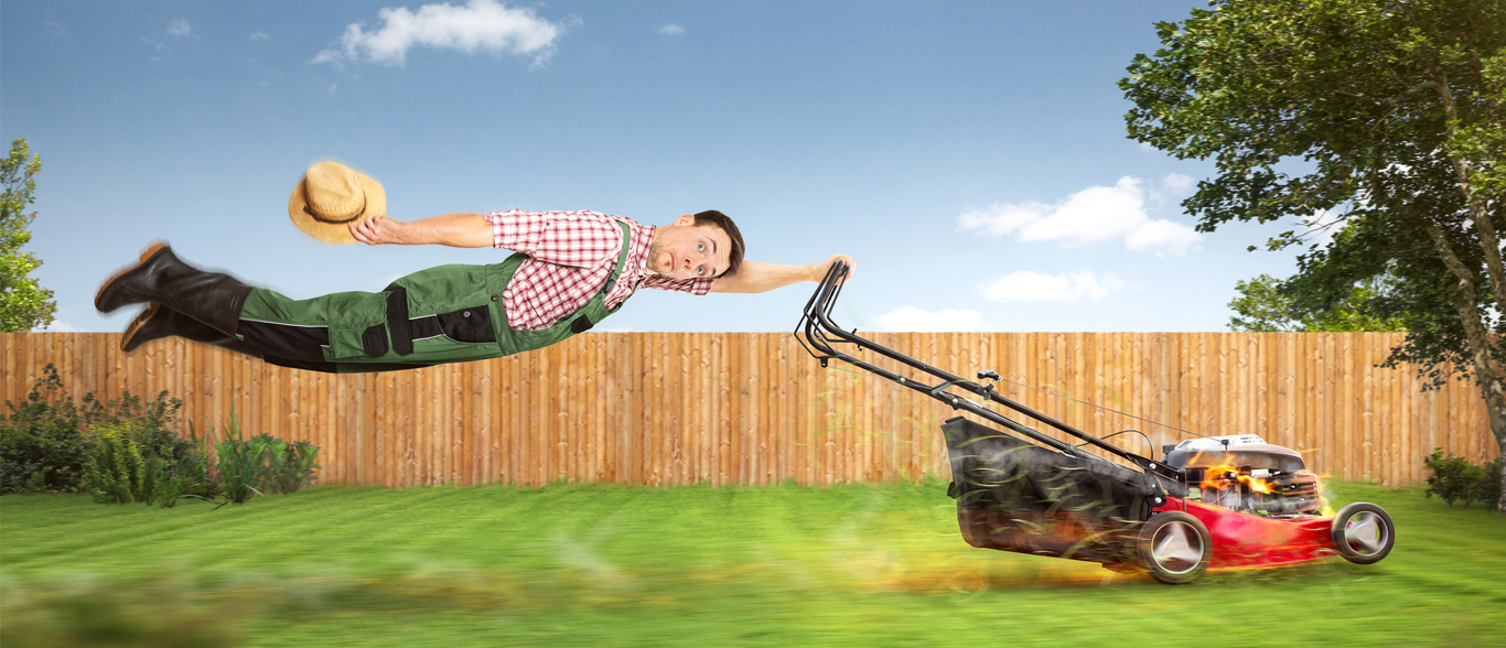 Image amusante d'un jardinier tiré sur la pelouse par une puissante tondeuse à gazon.