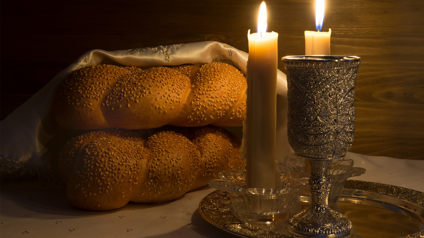 Vin casher, pain du sabbat et bougies destinés au rituel traditionnel juif du sabbat