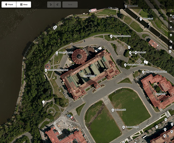 An aerial view of the Parliament buildings in Ottawa through the OpenStreetMap interface. Different parts of the Parliament buildings and their surroundings are labelled.