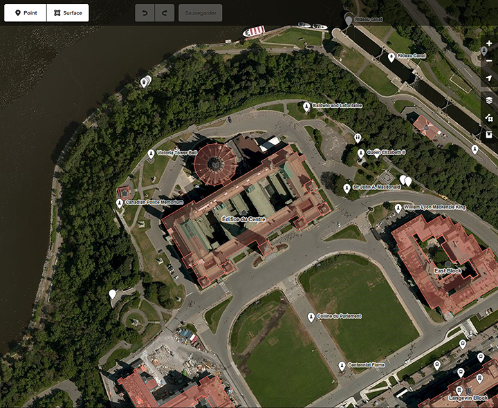 Une vue aérienne des édifices du Parlement à Ottawa, au moyen de l’interface d’OpenStreetMap. Des parties différentes des édifices du Parlement et de leurs environs ont été identifiées.