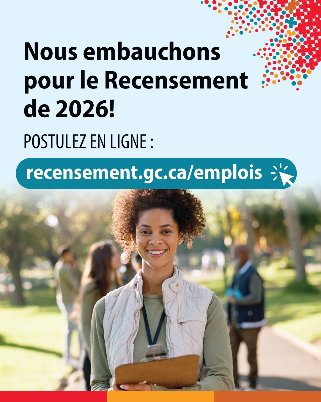 (Photo d'une femme debout à l'extérieur, tenant un bloc-notes) Nous embauchons pour le Recensement de 2026! Postulez en ligne : recensement.gc.ca/emplois