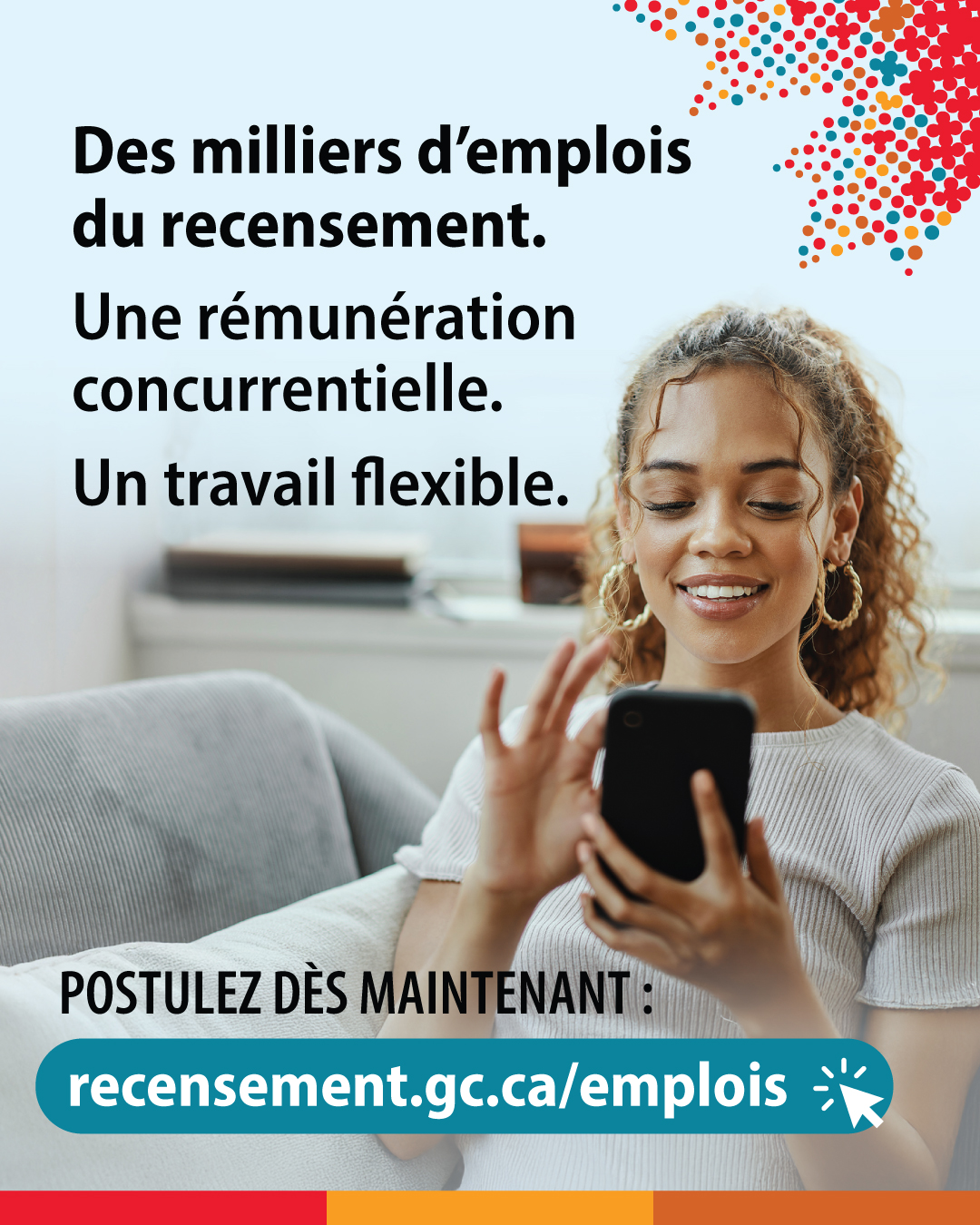 (Photo d'une femme assise sur un canapé regardant son téléphone portable) Des milliers d'emplois du recensement. Une rémunération concurrentielle. Un travail flexible. Postulez dès maintenant : recensement.gc.ca/emplois