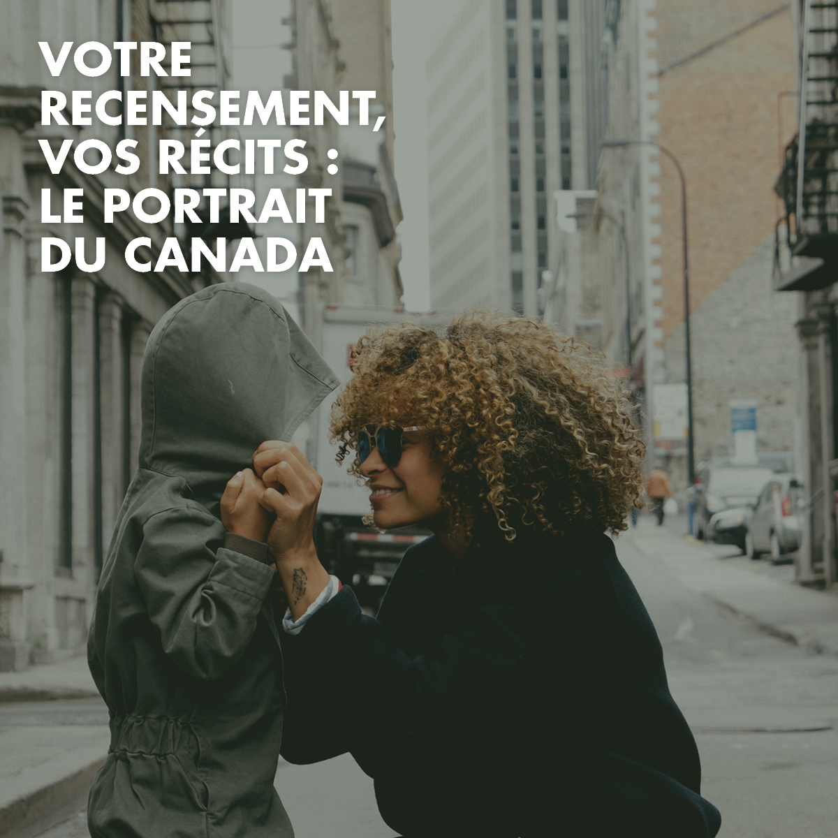 Femme et enfant se tenant la main dans la rue Texte superposé dit « Votre recensement, vos récits : le portrait du Canada »