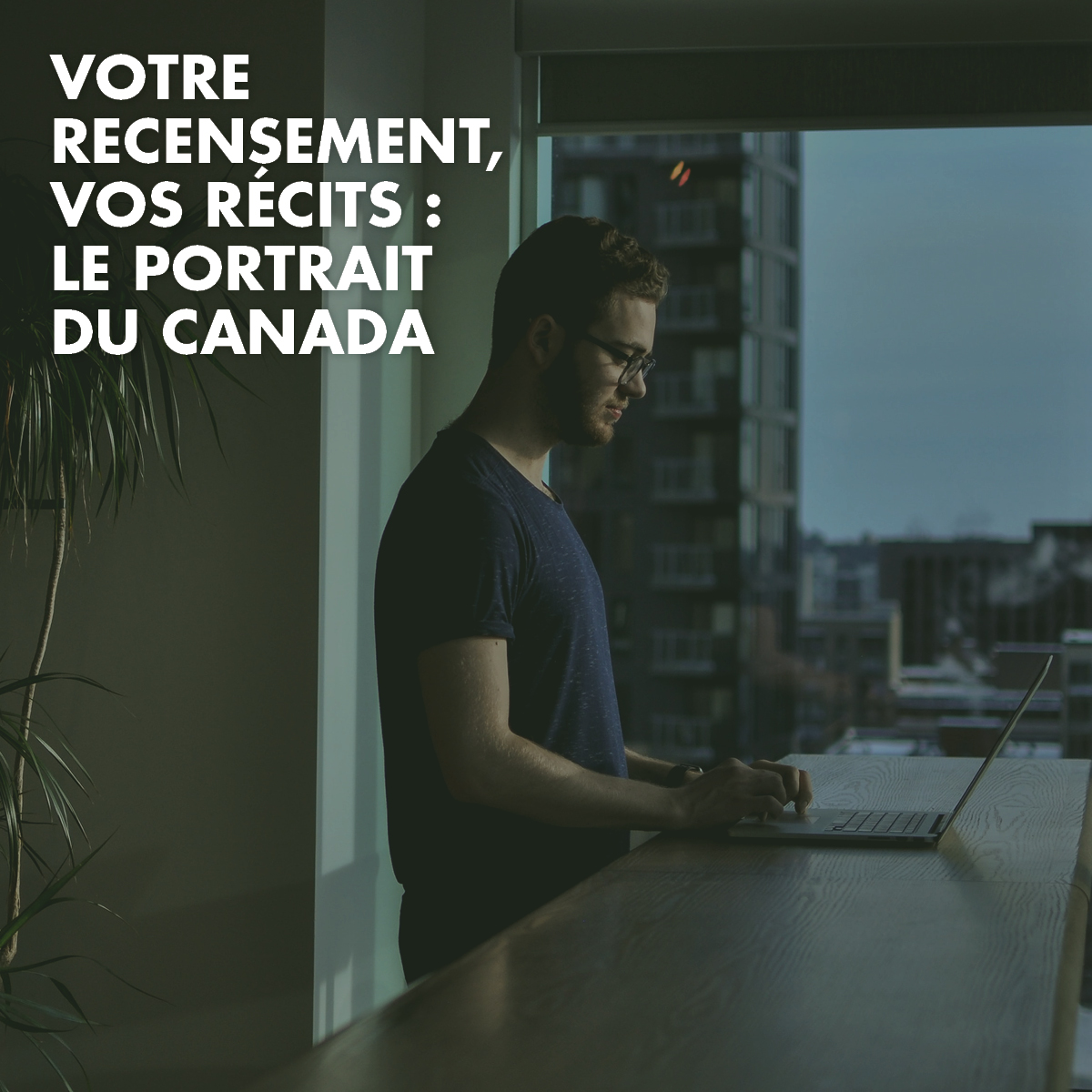 Homme tapant sur un laptop Texte superposé dit « Votre recensement, vos récits : le portrait du Canada »