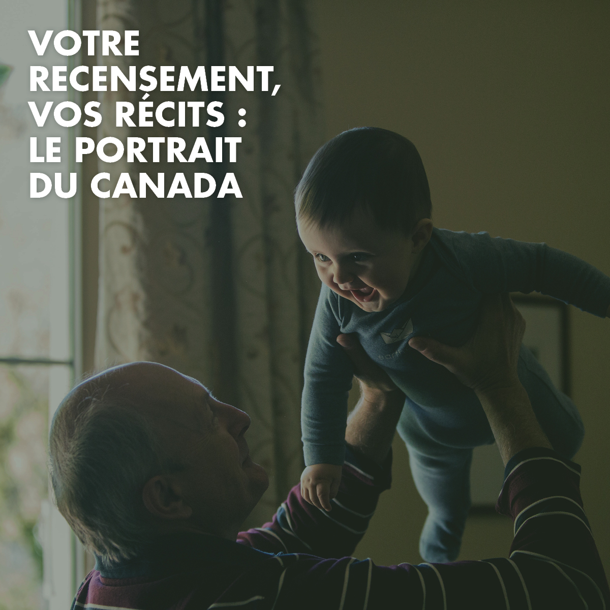 Vieil homme tenant un bébé souriant Texte superposé dit « Votre recensement, vos récits : le portrait du Canada »